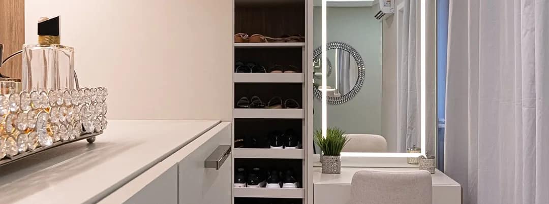 Dormitório planejado com penteadeira e closet com nichos